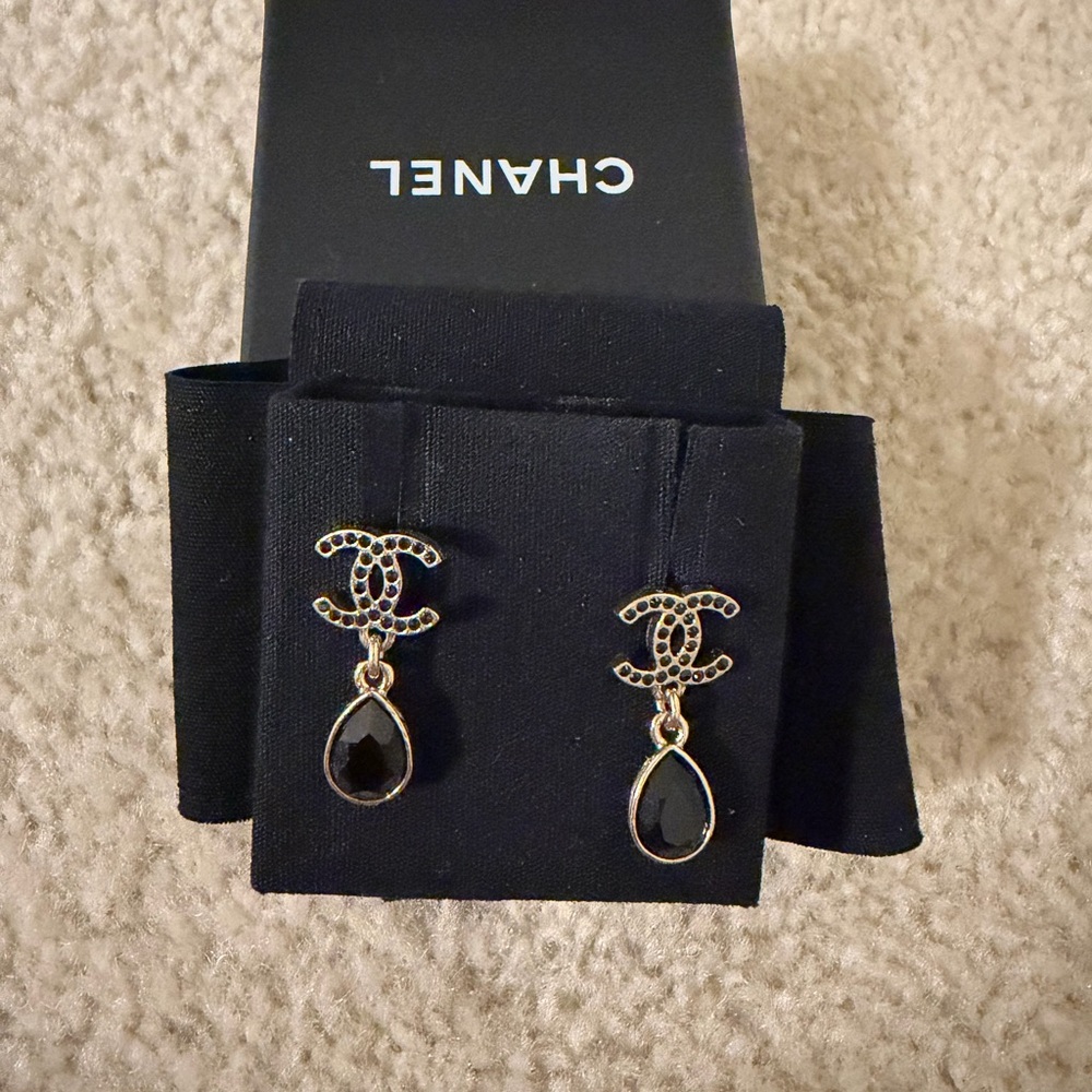 CHANEL CC Drop Earrings Black and Gold - Picture 4 of 11